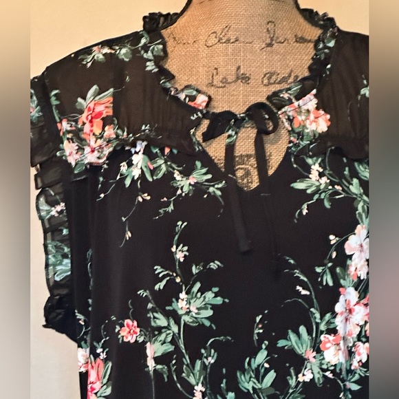 Darling floral blouse-New with tag! - Picture 3 of 3